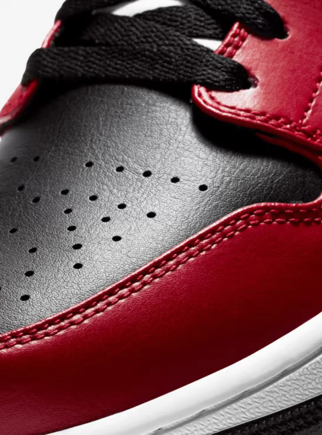Air Jordan 1 Mid Chicago Black Toe